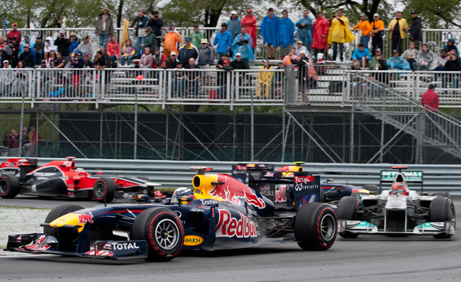 A montréali forma-1-es Kanadai Nagydíjon Sebastian Vettel veszi be a Gilles Villeneuve-kanyart