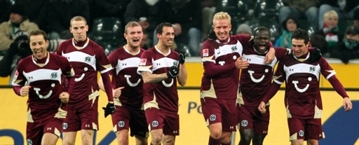 Hannoveri játékosok örülnek a Mönchengladbach elleni mérkőzésen egy gól után
