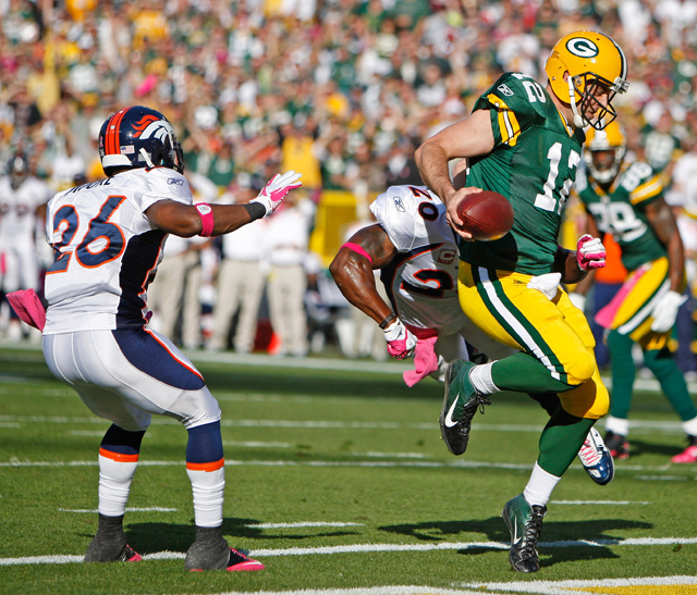 Aaron Rodgers, a Green Bay Packers irányítója szerez touchdownt a Denver Broncos ellen