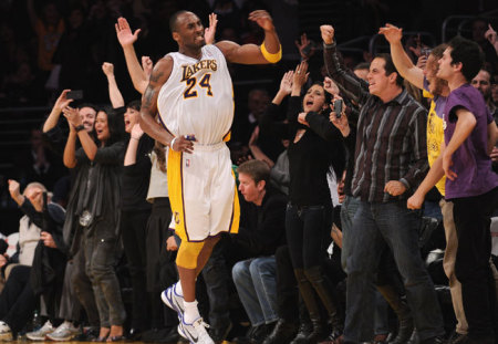 Kobe Bryant a közönséggel örül a Los Angeles Lakers-Portland Trail Blazers NBA-mérkőzésen 2011 márciusában
