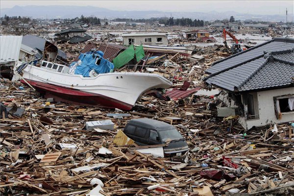 Halászhajó fekszik megsemmisült lakóházak maradványai között a Mijagi prefektúrabeli Natoriban. 