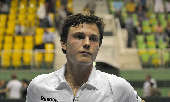 Fucsovics Márton az Ernests Gulbis elleni mérkőzésén a tenisz Davis Kupában a Magyarország-Lettország mérkőzésen Nyíregyházán 2012-ben.