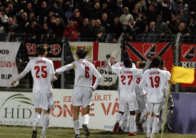 A Budapest Honvéd játékosai örülnek a Vasas ellen szerzett góljuknak a labdarúgó NB I-ben 2012-ben.