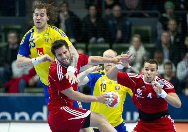 Svédország és Magyarország férfi kézilabda-válogatottjának játékosai küzdenek a két csapat mérkőzésén az olimpiai selejtezőn Göteborgban 2012-ben.