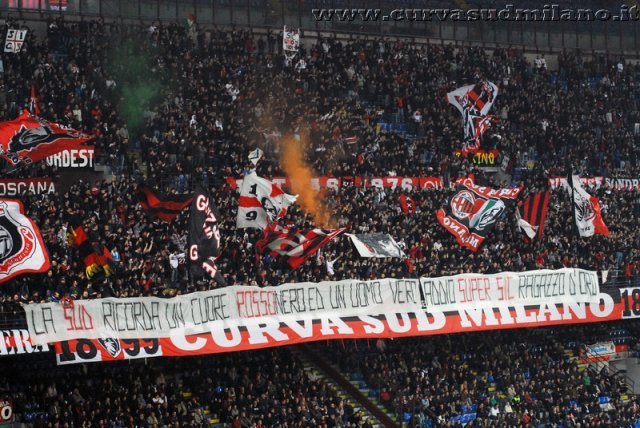  Milan szurkolók búcsúja egy transzparensen, az egyébként nagy Milan szurkoló Simoncellitől