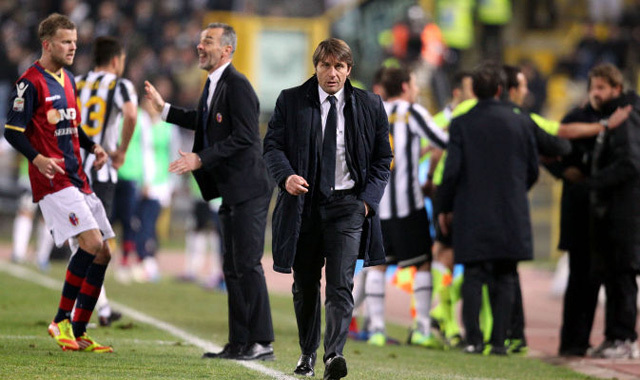 Antonio Conte vonul le a pályáról, miután a játékvezető kiállította a Bologna-Juventus mérkőzésen a Serie A-ban 2012-ben.