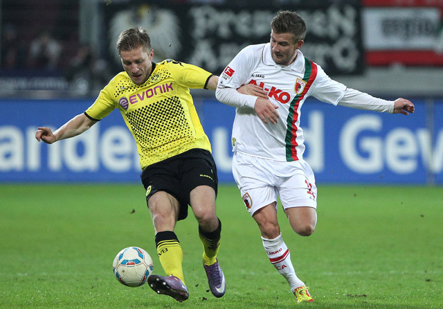 A címvédő és listavezető Borussia döntetlent játszott az Augsburggal, előnye öt pontra olvadt a Bayernnel szemben.