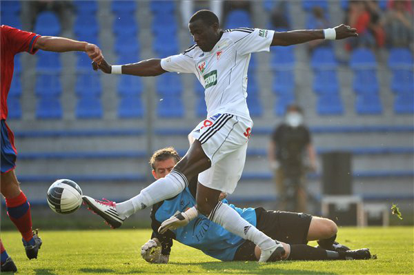 Adamo Coulibaly, a Deberecen játékosa (elöl) kapura lő a Vasas kapusa, Németh Gábor előtt a labdarúgó Monicomp Liga 24. fordulójában játszott Vasas-Híd - DVSC-TEVA találkozón, az Illovszky Rudolf Stadionban.