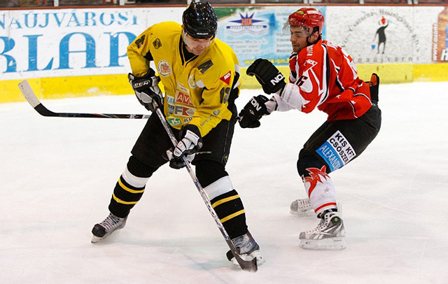 A Miskolc és a Dunaújváros játékosai küzdenek a két csapat jégkorongmeccsén 2011-ben.