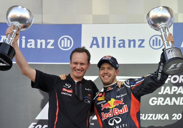 Paul Monachan és Sebastian Vettel ünnepelnek a Forma-1-es Japán Nagydíj után 2012-ben.