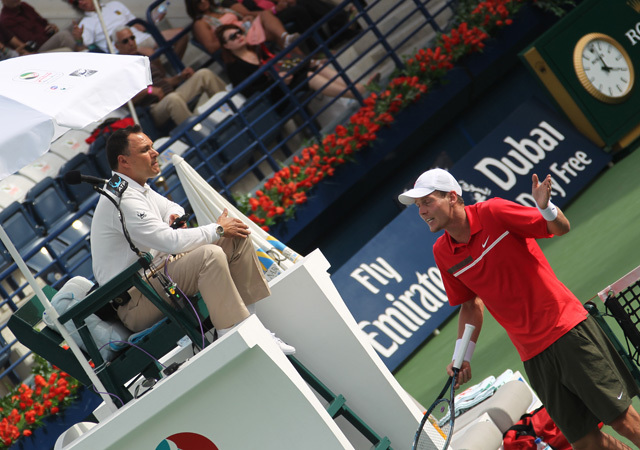 Tomás Berdych vitatkozik a vezetőbíróval az Andy Murray elleni mérkőzésén Dubajban 2012-ben.