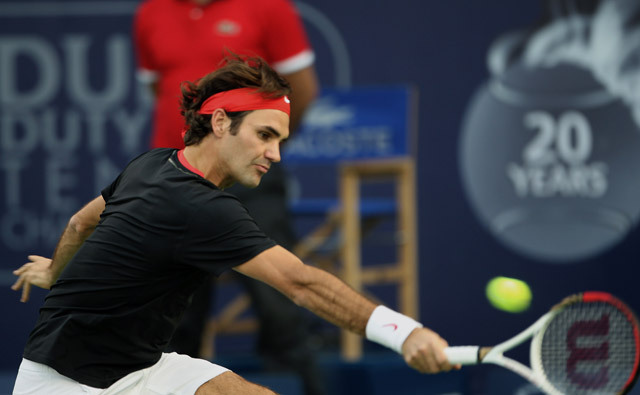 Roger Federer az orosz Mihail Juzsnyij elleni meccsen Dubajban 