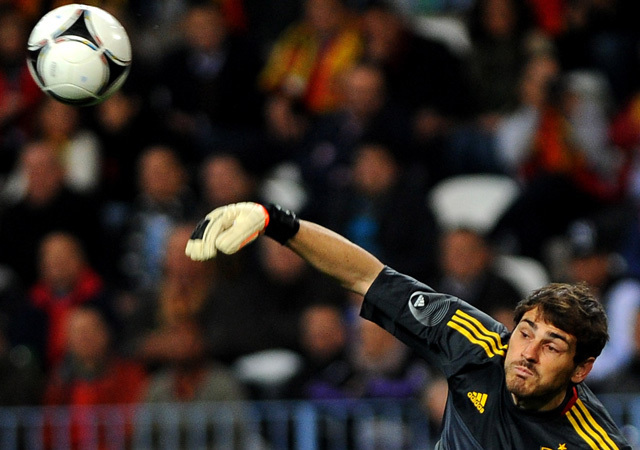 Iker Casillas dobja ki a labdát a Spanyolország-Venezuela válogatott felkészülési mérkőzésen Málagában 2012-ben.