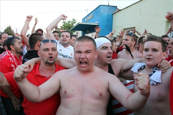 Diósgyőri szurkolók örülnek, miután a csapat feljutott az NB I-be 2011 májusában