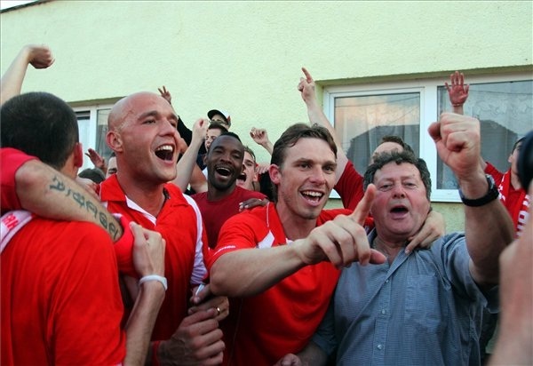 A Diósgyőr játékosai örülnek, miután a csapat feljutott az NB I-be 2011 májusában