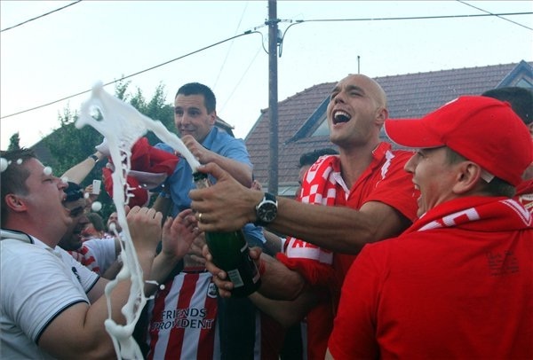 Pezsgőt bontanak a Diósgyőr játékosai, miután a csapat feljutott az NB I-be 2011 májusában