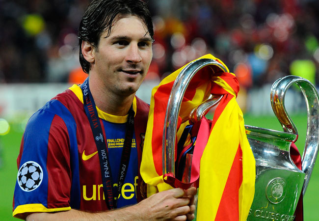 Lionel Messi a Bajnokok Ligája-serleggel a Barcelona-Manchester United döntő után a Wembley Stadionban 2011 májusában