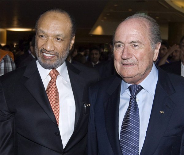 2009. május 8-án Kuala Lumpurban készült kép Joseph BLATTER-ről, a Nemzetközi Labdarúgó-szövetség, a FIFA elnökéről (j) és a katari Mohamed Bin HAMMAM-ról, az Ázsiai Labdarúgó-szövetség, az AFC elnökéről. Hammam május 29-én internetes blogján jelentette be, hogy visszavonta jelölését a Nemzetközi Labdarúgó-szövetség elnöki posztjára. Blattert és Hammamot, valamint a trinidadi FIFA-alelnököt, Jack Warnert vesztegetés vádja miatt a FIFA etikai bizottsága elé idézték Zürichben meghallgatásra. 