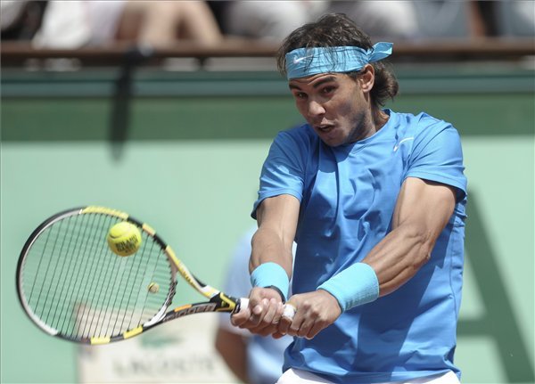 A spanyol Rafael Nadal teniszezik a Roland Garroson 