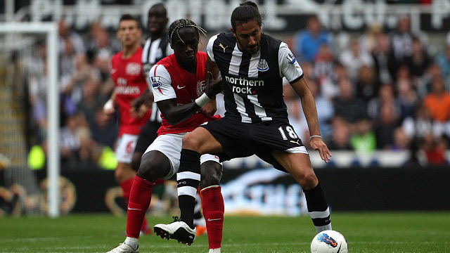 Bacary Sagna és José Gutierrez küzdenek az Arsenal és a Newcastle mérkőzésén a Premier League-ben.