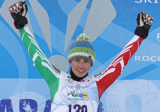 Kékesi Márton ünnepli győzelmét az ifjúsági alpesi sí-világbajnokságon Roccarasóban 2012-ben.