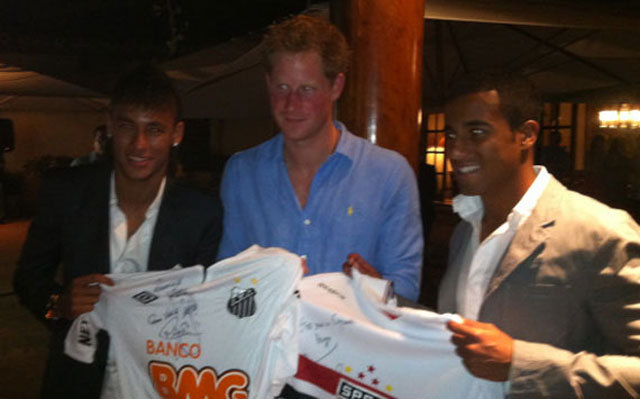 "Ma este részt vettem egy jótékonysági vacsorán Harry herceggel, az Egyesült Királyságban. Harry egy nagyon kedves fickó!"  - írta Neymar