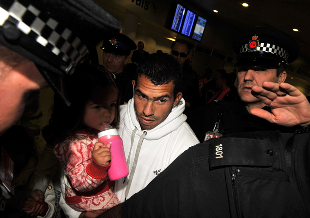 Carlos Tévez megérkezik Manchesterbe, miután három hónapig a klubja, a Manchester City engedélye nélkül volt Argentínában 2012-ben.