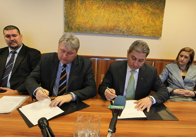 Szűcs Ernő Péter és Kelecsényi Ernő megállapodást írnak alá a Pick Szeged és a Győri Audi ETO KC együttműködéséről 2012-ben.