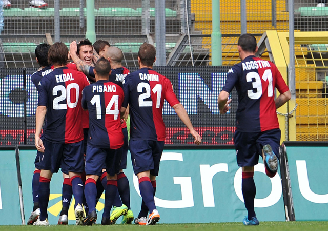 A Cagliari játékosai örülnek az Inter ellen szerzett góljuknak Triesztben a Serie A-ban 2012-ben.