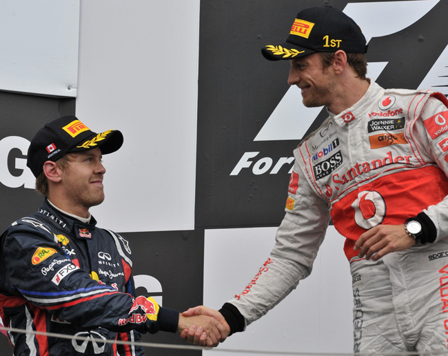 Jenson Button és Sebastian Vettel fog kezet dobogón a Kanadai Nagydíj után 
