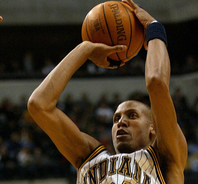 Reggie Miller dob kosárra az Indiana Pacers játékosaként az NBA-ben 2003-ban.