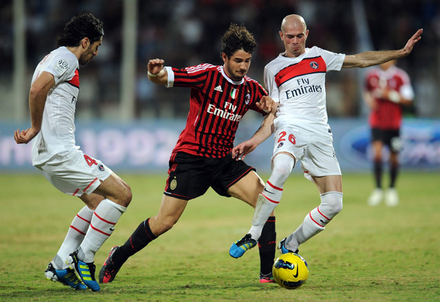 Alexandre Pato küzd a Paris Saint-Germain játékosaival az AC Milan felkészülési mérkőzésén 2012-ben.