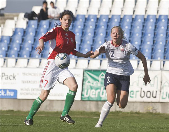 Sipos Lilla (b) és Marita Lund  (j) harcol a labdáért a Magyarország-Norvégia női labdarúgó EB-selejtező mérkőzésen Kecskeméten, a  Széktói Stadionban