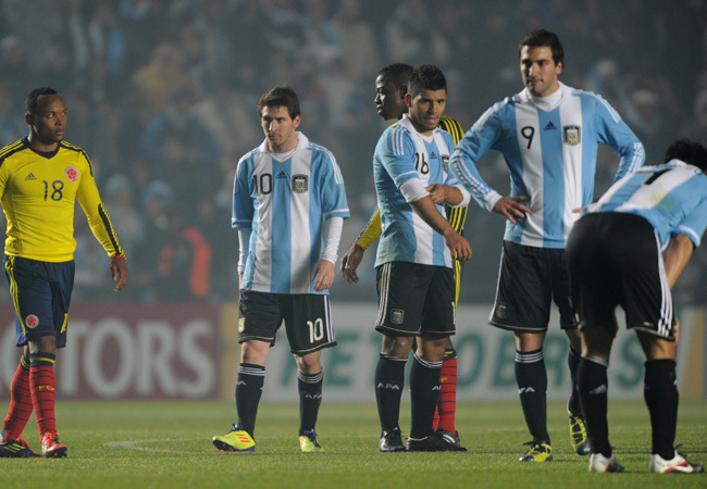 Lionel Messi, Sergio Agüero és Gonzalo Higuaín hallgatják az argentin szurkolók füttykoncertjét Argentína Kolumbia elleni gólnélküli döntetlenje után a Copa Américán 2011 júliusában