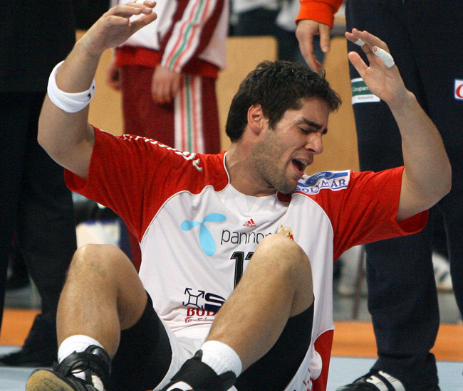 Katzirz Dávid dühöng a földön ülve a magyar férfi kézilabda-válogatott egyik mérkőzésén 2007-ben