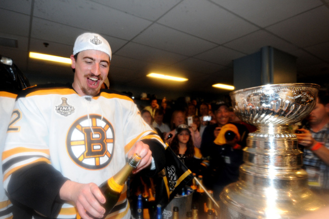 Tomas Kaberle, a Boston Bruins cseh védője ünnepli a Stanley-kupa győzelmet. 