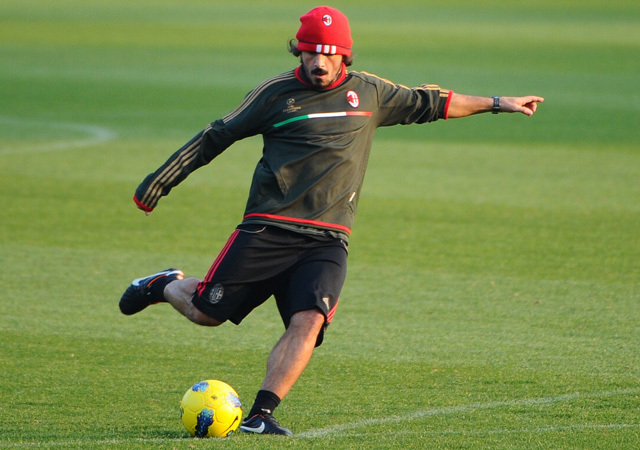 Gennaro Gattuso edz az AC Milan edzőközpontjában szemsérülése után 2012-ben.