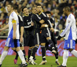 Ronaldo csapattársai gyűrűjében