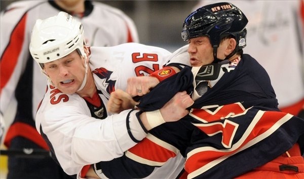 A Washinton és a New York játékosa verekszik a két csapat NHL-mérkőzésén