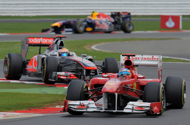 Fernando Alonso és Lewis Hamilton csatázik a 2011-es Brit Nagydíjon