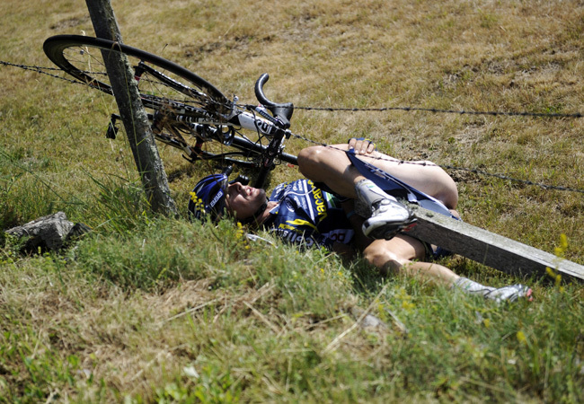 Johnny Hoogerland fekszik egy árokban, miután egy autó elütötte őt és Juan Antonio Flechát a Tour de France kilencedik szakaszán 2011 júliusában
