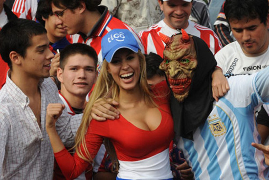 Egy paraguayi szurkoló hölgy a Paraguay-Brazília mérkőzésen a Copa Américán