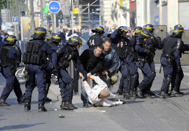 Rendőrök tartóztatnak le egy randalírozó szurkolót Marseille-ben