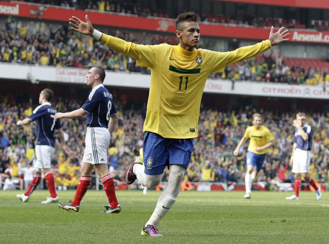Neymar örül a Skóciának lőtt góljának a brazil válogatottban 2011-ben