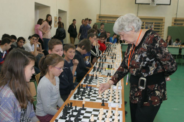 Sinka Brigitta játszik szimulrán sakkpartirt a zuglói Csanádi Árpád Iskolában