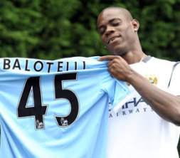 Balotelli itt még a City mezével pózol boldogan