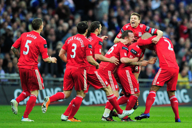 A Liverpool játékosai örülnek Martin Skrtel góljának a Cardiff City elleni döntőben az Angol Ligakupában.