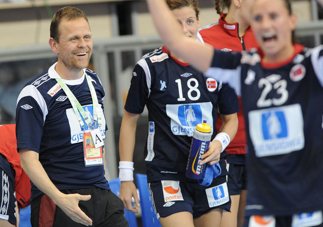 A norvég női kézilabda-válogatott szövetségi kapitánya, Thorir Hergeirsson és játékosai örülnek a Hollandia elleni győzelemnek a világbajnokságon 2011 decemberében Brazíliában