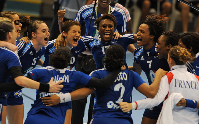 A francia női kézilabda-válogatott tagjai ünneplik a Dánia felett aratott 28-23-as győzelmet a brazíliai női kézilabda-világbajnokságon.