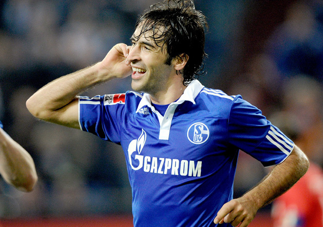 Raúl González, a Schalke 04 csatára örül góljának csapata egyik mérkőzésén
